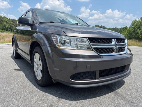 Used 2018 Dodge Journey SE w/ Connectivity Group FWD image 7