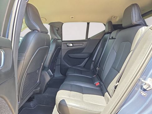 Used 2021 Volvo XC40 T4 Momentum FWD image 16