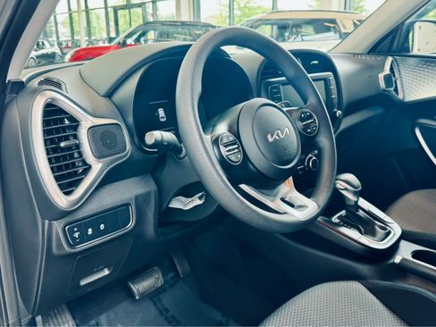 Used 2023 Kia Soul LX w/ LX Technology Package FWD image 10