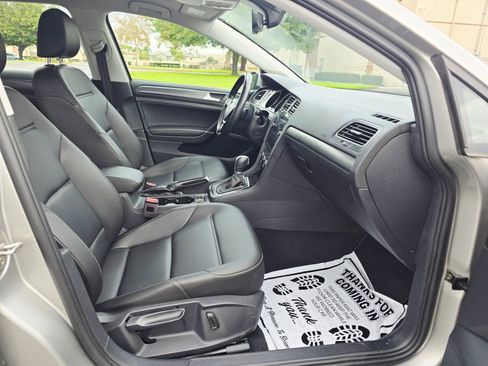 Used 2018 Volkswagen Golf SE image 25