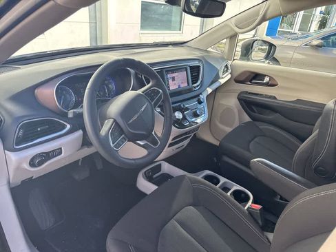 Used 2023 Chrysler Voyager LX image 32