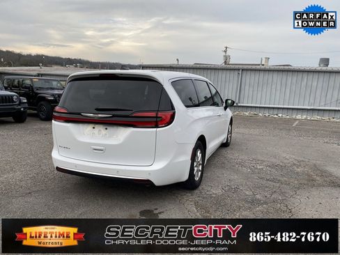 Used 2024 Chrysler Pacifica Touring-L image 5