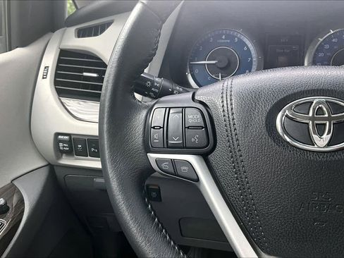 Used 2017 Toyota Sienna XLE w/ XLE Navigation Package FWD image 24