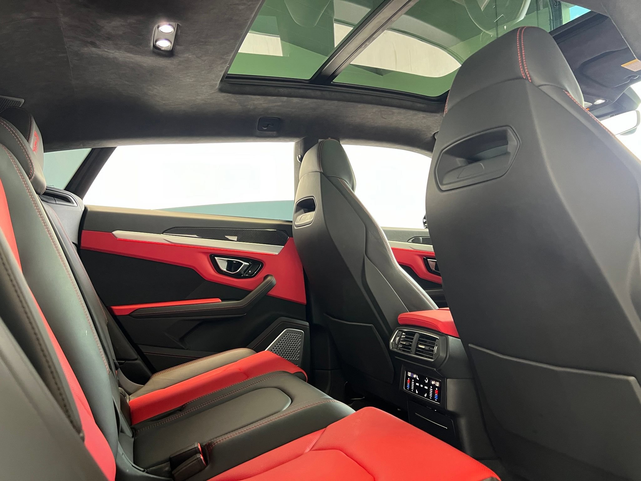 Used 2020 Lamborghini Urus AWD/4WD image 23