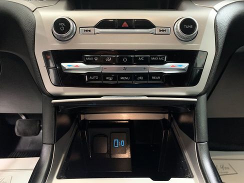 Used 2022 Ford Explorer XLT image 9