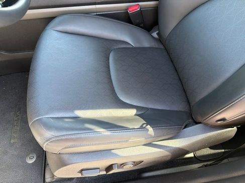 Used 2025 Kia Carnival FWD image 21