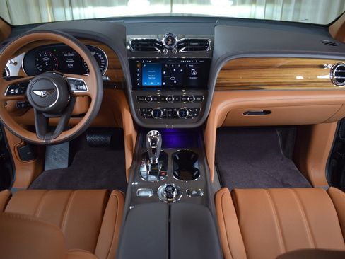 New 2025 Bentley Bentayga image 2