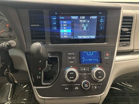 Used 2015 Toyota Sienna LE image 20