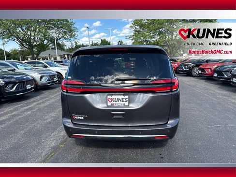 Used 2023 Chrysler Pacifica Touring-L FWD image 6