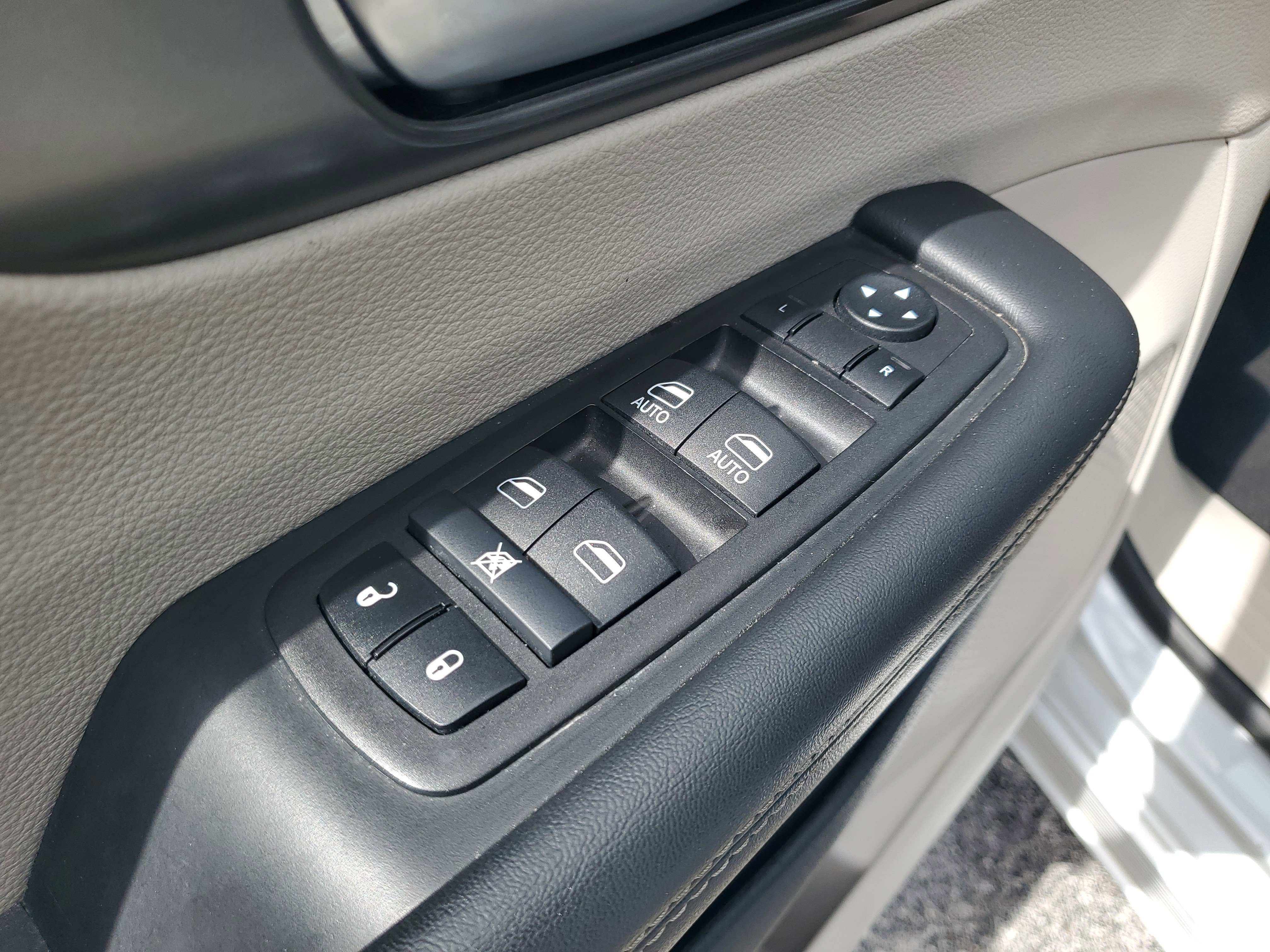 Used 2024 Chrysler Pacifica Touring-L FWD image 10