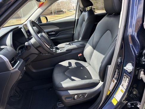 Used 2025 Toyota Grand Highlander AWD image 9