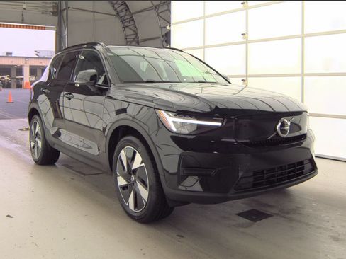 Used 2024 Volvo XC40 Recharge Core RWD image 5