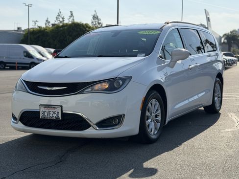 Used 2017 Chrysler Pacifica Touring-L image 3
