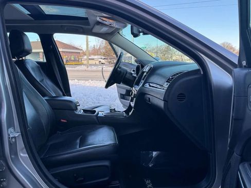 Used 2017 Chrysler 300 C image 6