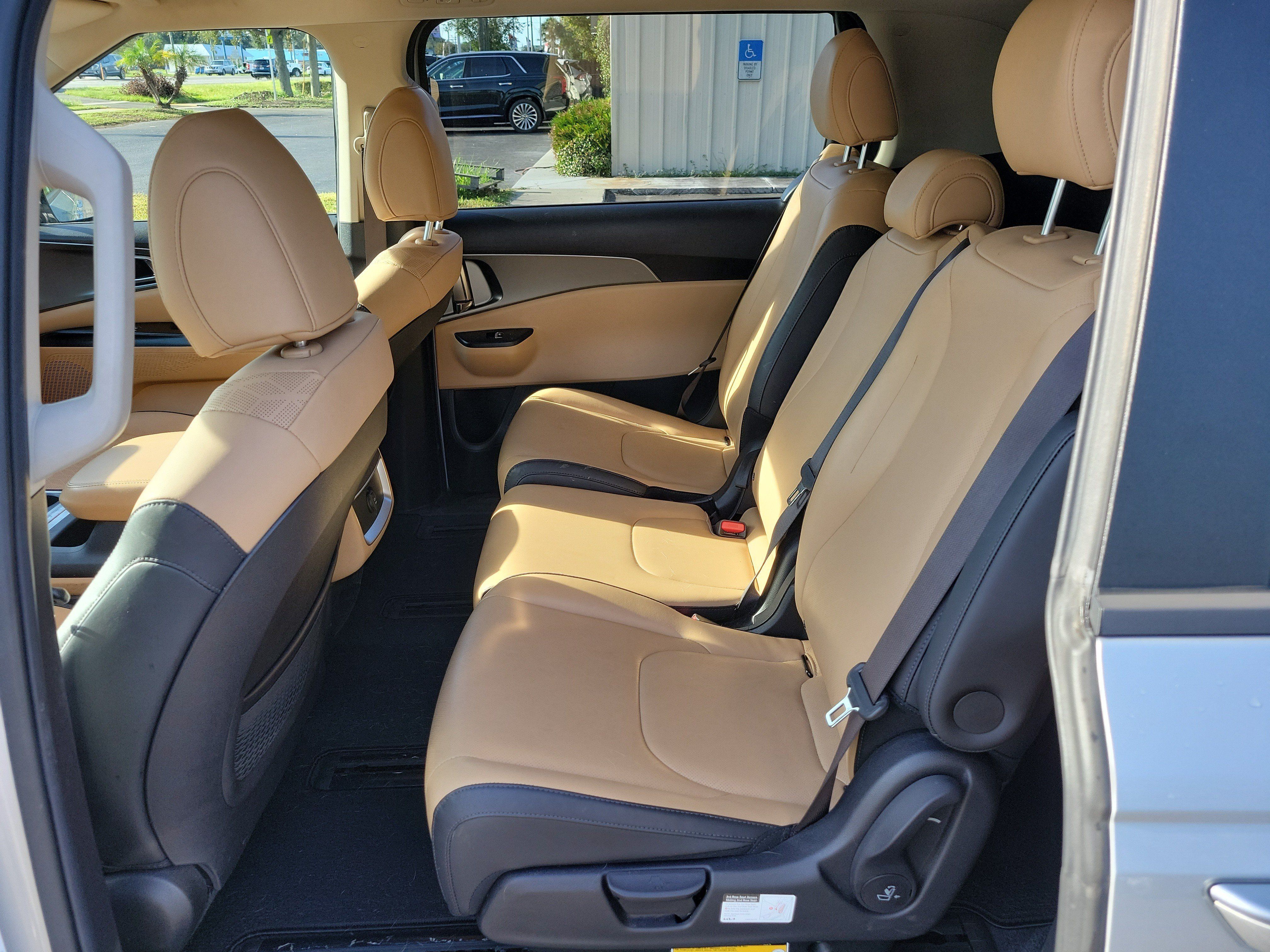 Used 2022 Kia Carnival LX FWD image 15