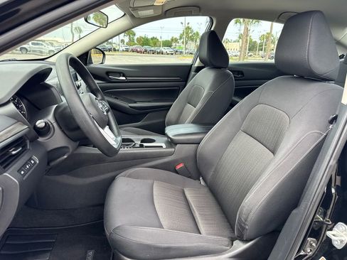 Used 2025 Nissan Altima 2.5 SV FWD image 11