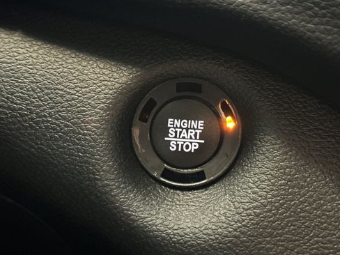 Used 2019 Jeep Cherokee Limited FWD image 17