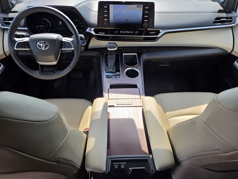 Used 2023 Toyota Sienna XLE w/ XLE Plus Package FWD image 11