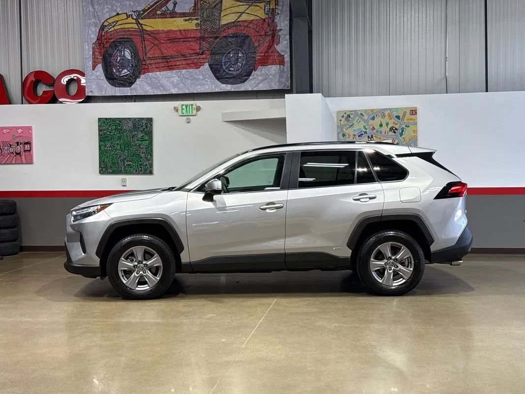 Used 2022 Toyota RAV4 XLE w/ Convenience Package AWD/4WD image 4