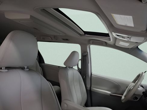 Used 2014 Toyota Sienna XLE w/ Entertainment Package FWD image 12