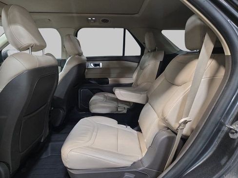 Used 2020 Ford Explorer Platinum w/ Premium Technology Package image 17