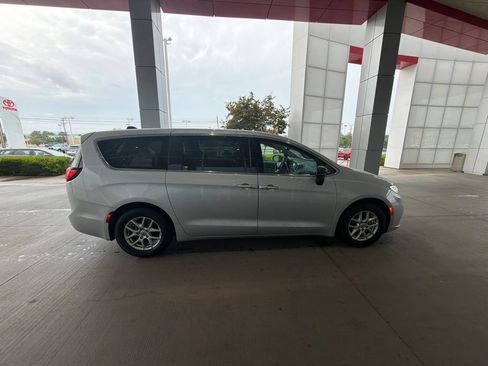 Used 2024 Chrysler Pacifica Touring-L FWD image 6