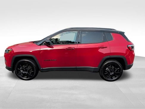 Used 2023 Jeep Compass Latitude w/ Sun and Sound Group AWD/4WD image 2