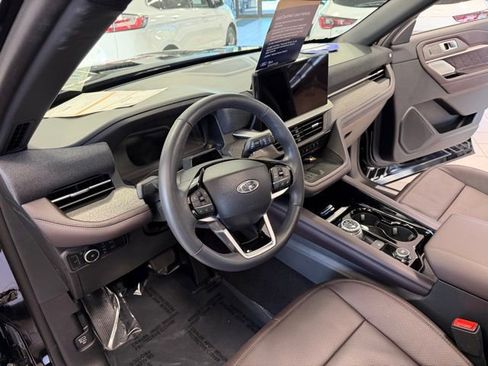 Used 2025 Ford Explorer Platinum w/ Ultimate Package AWD/4WD image 18