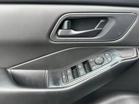 Used 2024 Nissan Rogue S AWD/4WD image 11