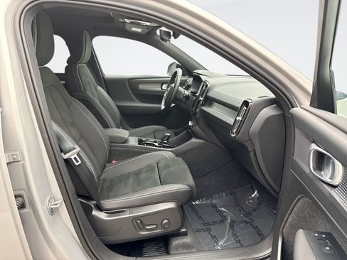 Used 2025 Volvo XC40 B5 Plus AWD/4WD image 18