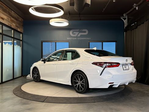 Used 2022 Toyota Camry SE image 5