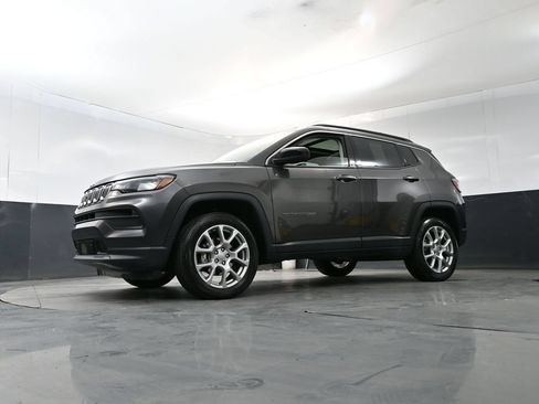 Used 2022 Jeep Compass Latitude w/ Sun and Sound Group AWD/4WD image 20