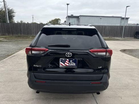 Used 2021 Toyota RAV4 LE image 5