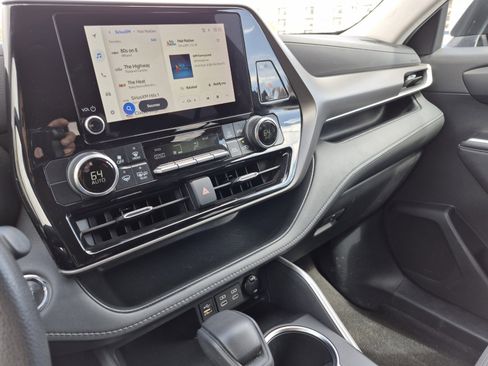 Used 2023 Toyota Highlander L image 11