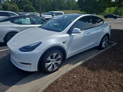 Used 2024 Tesla Model Y Long Range AWD/4WD image 5