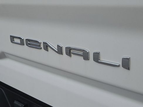 Used 2024 GMC Sierra 2500 Denali Ultimate image 8