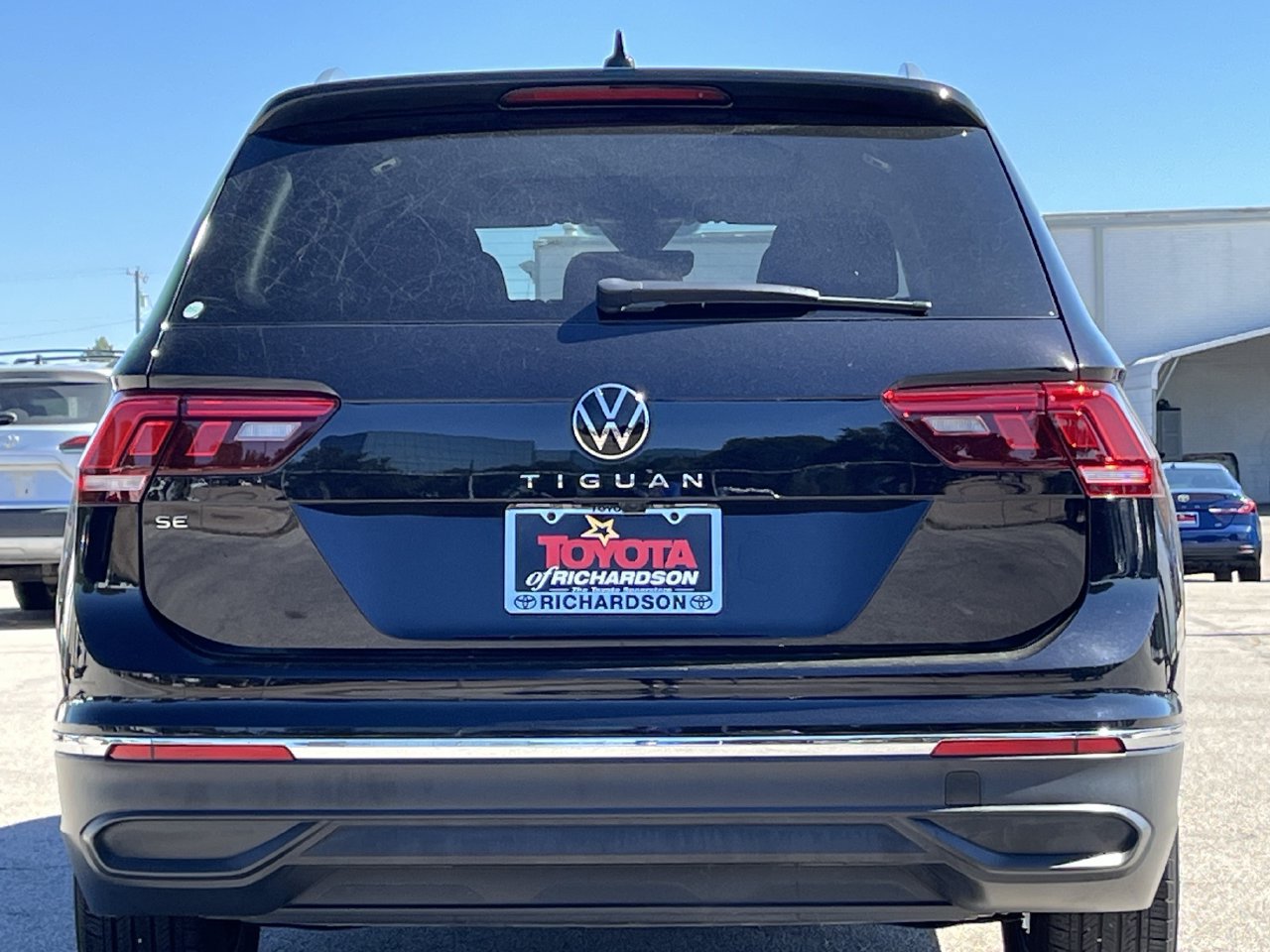 Used 2024 Volkswagen Tiguan SE w/ Panoramic Sunroof Package FWD image 5