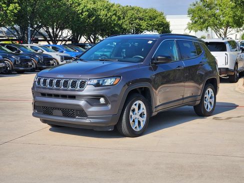 Used 2024 Jeep Compass Latitude AWD/4WD image 2