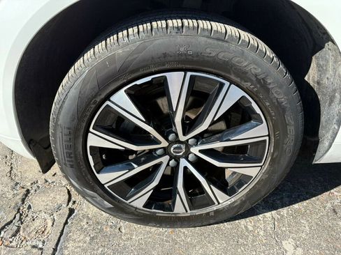 Used 2023 Volvo XC60 B5 Plus image 11