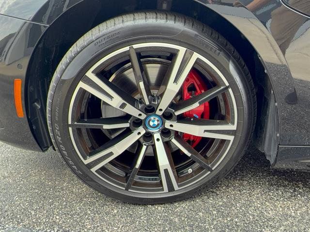 Used 2025 BMW 550e xDrive w/ Premium Package AWD/4WD image 29
