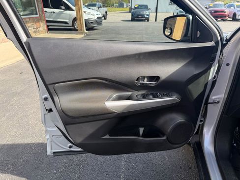 Used 2019 Nissan Kicks SV image 12