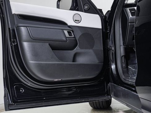 Used 2025 Land Rover Discovery S image 28