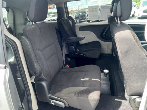 Used 2018 Dodge Grand Caravan SE w/ UConnect Hands-Free Group FWD image 25