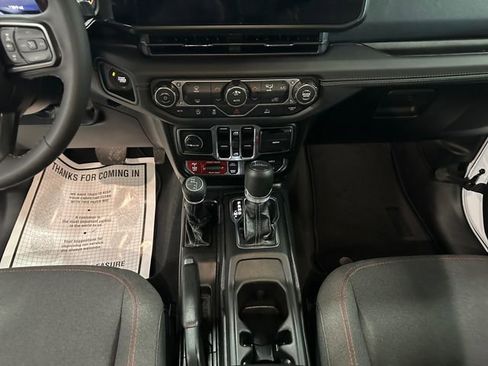 Used 2026 Jeep Gladiator Rubicon AWD/4WD image 11