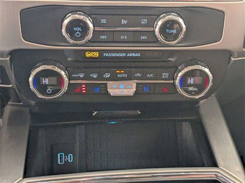 Used 2022 Ford F350 Platinum w/ FX4 Off-Road Package image 23
