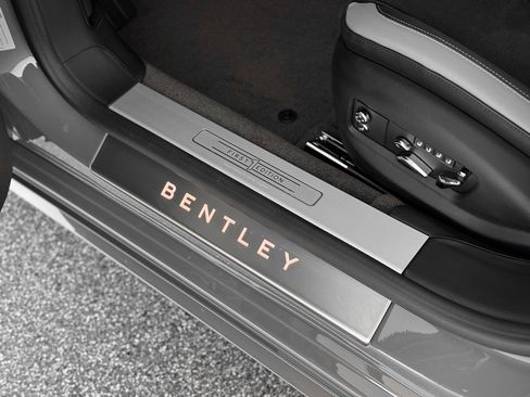 Used 2025 Bentley Flying Spur Plug-In Hybrid AWD/4WD image 16