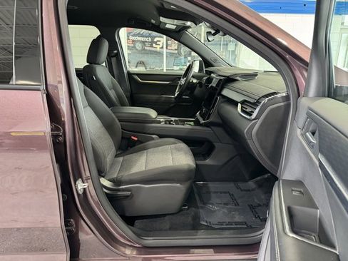 Used 2025 GMC Acadia Elevation image 17