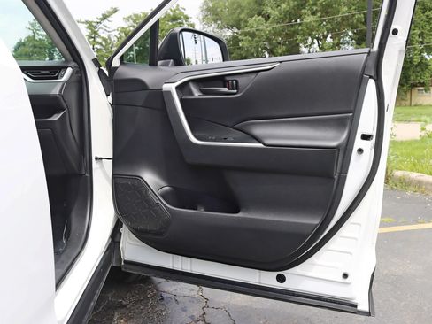 Used 2021 Toyota RAV4 LE AWD/4WD image 31