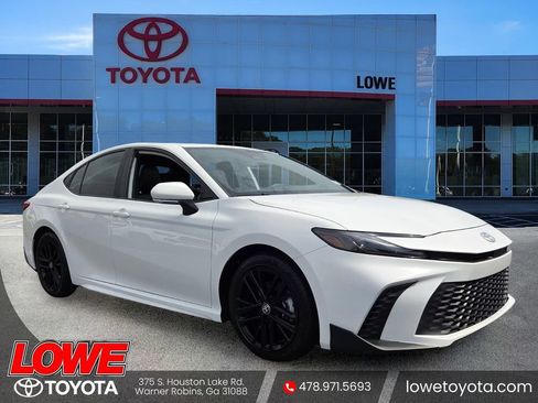 Used 2025 Toyota Camry SE w/ Convenience Package FWD image 1