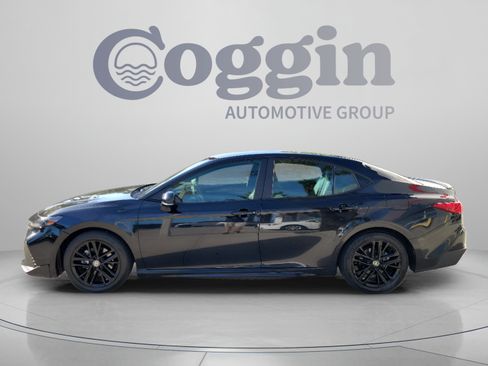 Used 2025 Toyota Camry SE FWD image 2